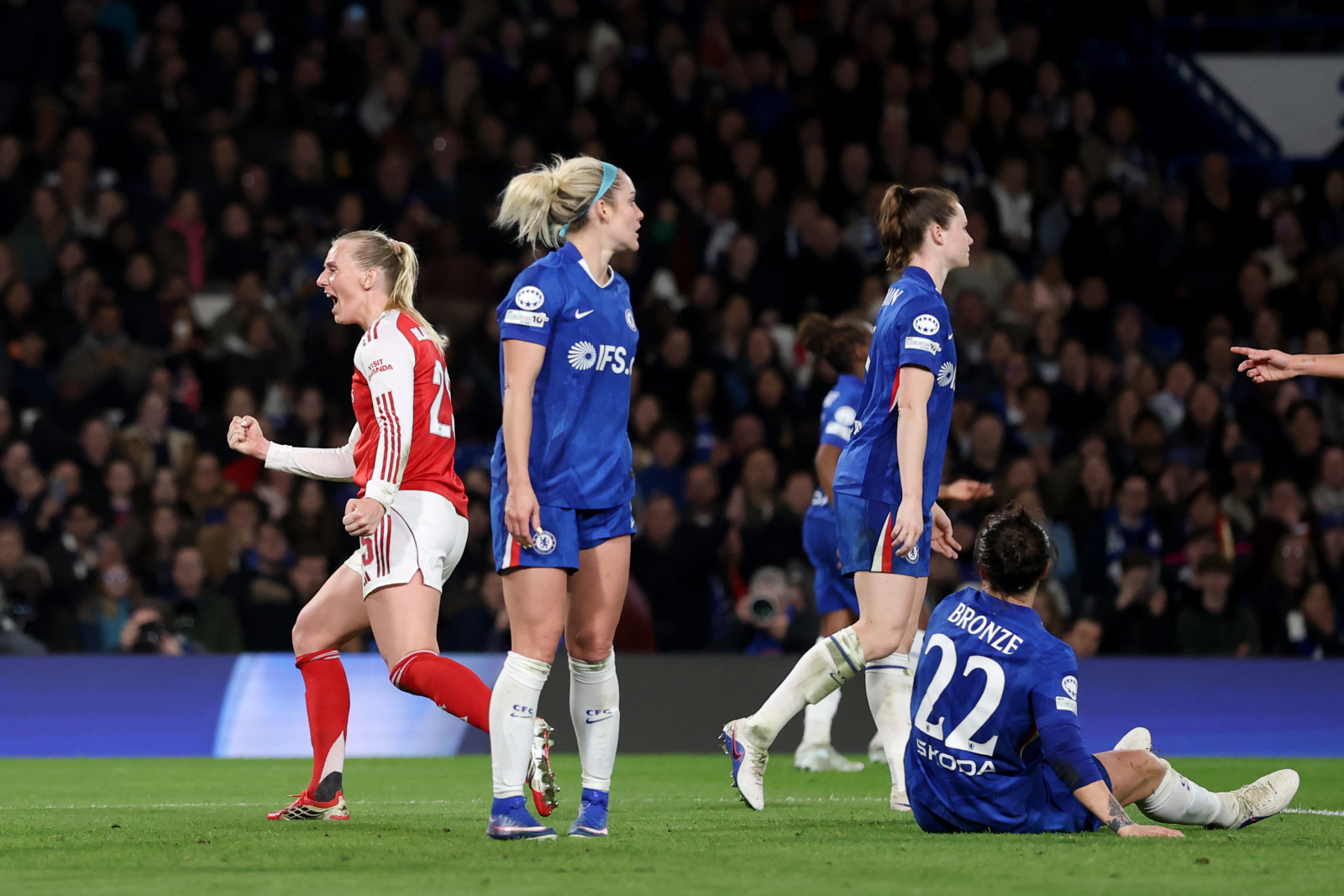 Van Domselaar Stars as Arsenal Overcome Chelsea in UWCL